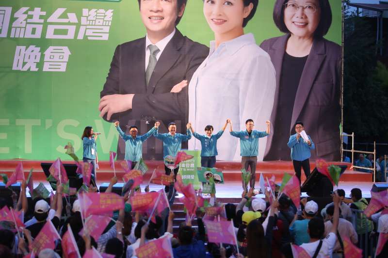 20191130-民進黨主席卓榮泰、秘書長羅文嘉、副秘書長林飛帆三人合體,到屏東、高雄替鍾佳濱、邱議瑩兩位拚連任的黨籍立委助陣。(民進黨中央提供) 20191130-民進黨主席卓榮泰、秘書長羅文嘉、副秘書長林飛帆三人合體,到屏東、高雄替鍾佳濱、邱議瑩兩位拚連任的黨籍立委助陣。(民進黨中央提供)