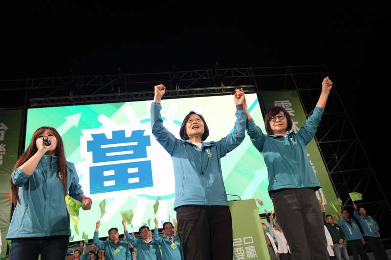 20191130-總統蔡英文、民進黨立委蘇治芬雲林縣海線聯合競選總部30日舉辦成立大會,號召超過1萬5千名群眾到場力挺,除了蔡英文親自到場,重量級黨公職也到場力挺。(蔡英文競選辦公室提供) 20191130-總統蔡英文、民進黨立委蘇治芬雲林縣海線聯合競選總部30日舉辦成立大會,號召超過1萬5千名群眾到場力挺,除了蔡英文親自到場,重量級黨公職也到場力挺。(蔡英文競選辦公室提供)