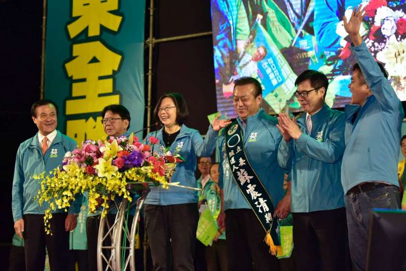 20191202-統蔡英文2日晚到屏東東港,為黨內這次以無黨身分參選的英系綠委蘇震清站台。(蔡競辦提供) 20191202-統蔡英文2日晚到屏東東港,為黨內這次以無黨身分參選的英系綠委蘇震清站台。(蔡競辦提供)
