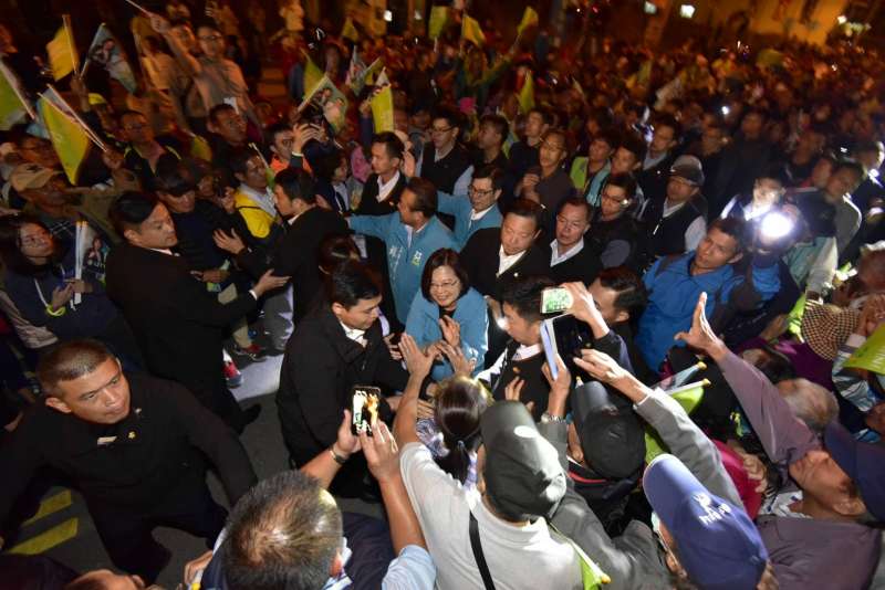 20191202-統蔡英文2日晚到屏東東港,為黨內這次以無黨身分參選的英系綠委蘇震清站台。(蔡競辦提供) 20191202-統蔡英文2日晚到屏東東港,為黨內這次以無黨身分參選的英系綠委蘇震清站台。(蔡競辦提供)
