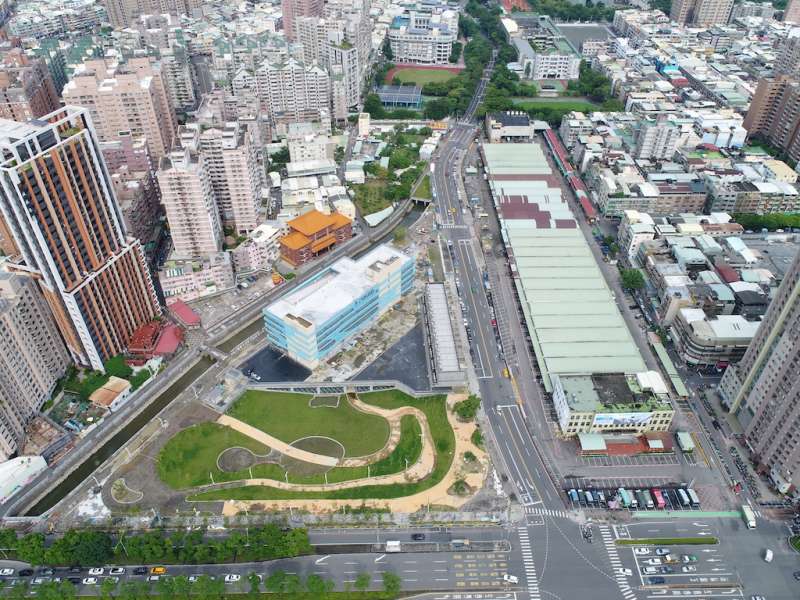 李昆澤在三民區爭取466個汽車停車格、160個機車停車格供市民朋友使用。(圖/立委李昆澤提供) 李昆澤在三民區爭取466個汽車停車格、160個機車停車格供市民朋友使用。(圖/立委李昆澤提供)