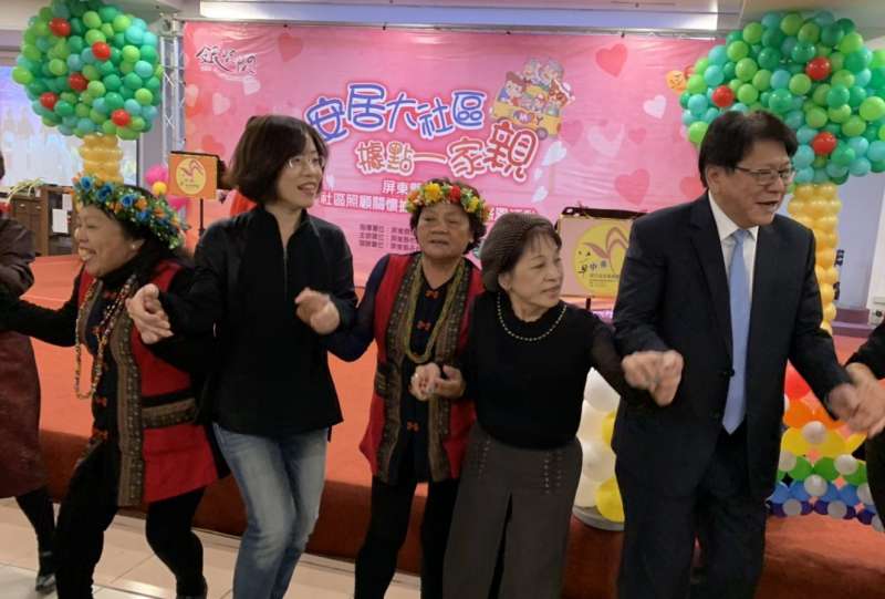 志工熱情邀縣長潘孟安(右一)一同歡樂共舞,現場掌聲、笑聲不絕。(圖/屏東縣政府提供) 志工熱情邀縣長潘孟安(右一)一同歡樂共舞,現場掌聲、笑聲不絕。(圖/屏東縣政府提供)