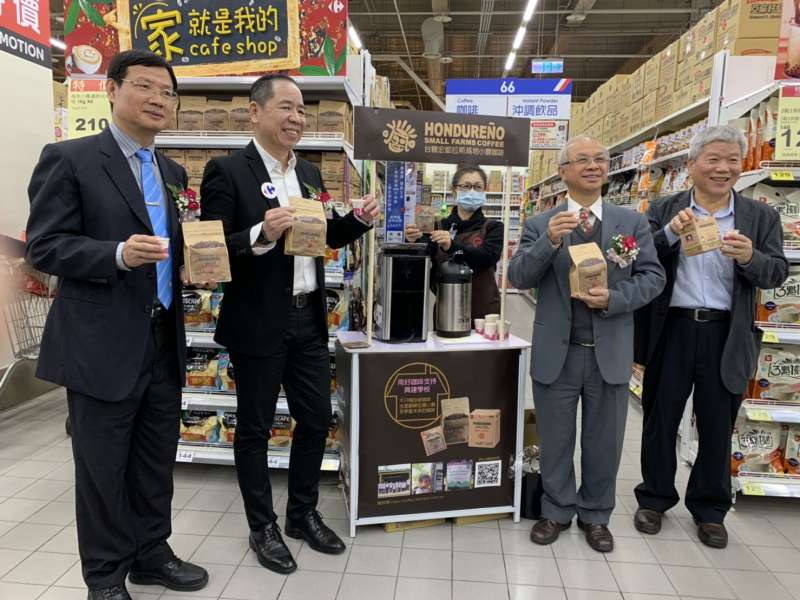 台糖與家樂福合作之新屏店開幕,現場提供消者者免費品嘗來自友邦宏都拉斯的精品咖啡。(圖/徐炳文攝) 台糖與家樂福合作之新屏店開幕,現場提供消者者免費品嘗來自友邦宏都拉斯的精品咖啡。(圖/徐炳文攝)