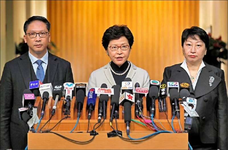 圖為去年二月香港行政長官林鄭月娥舉行記者會，公佈律政司任免安排：律政司長袁國強（左）五日下台，由香港資深大律師鄭若驊（右）六日接任。（美聯社）