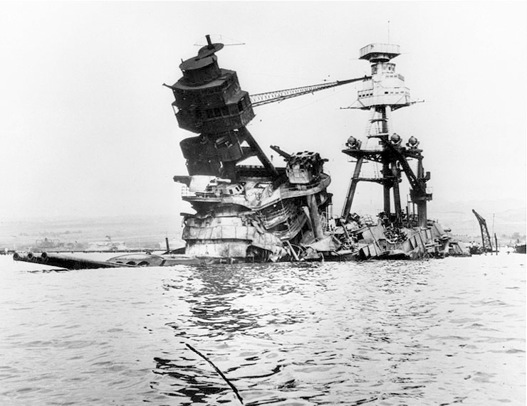1941年珍珠港事變,美國海軍「亞利桑納號」(USS Arizona)遇襲受重創(Wikipedia / Public Domain) 1941年珍珠港事變,美國海軍「亞利桑納號」(USS Arizona)遇襲受重創(Wikipedia / Public Domain)