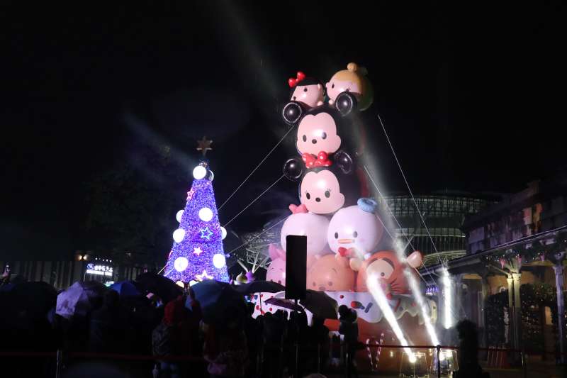 許多民眾一起參與點燈儀式，在台中市舊火車站前廣場當迪士尼各種造型聖誕燈飾點亮之際，引起民眾歡呼。(圖/王秀禾攝)