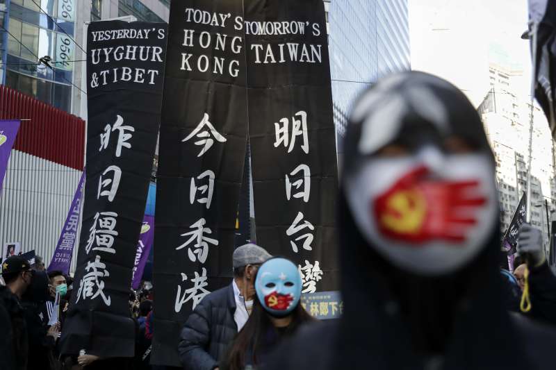 2019年12月8日,香港民陣發起「12.8國際人權日」遊行,參與者舉出「昨日疆藏.今日香港.明日台灣」標語牌(AP) 2019年12月8日,香港民陣發起「12.8國際人權日」遊行,參與者舉出「昨日疆藏.今日香港.明日台灣」標語牌(AP)