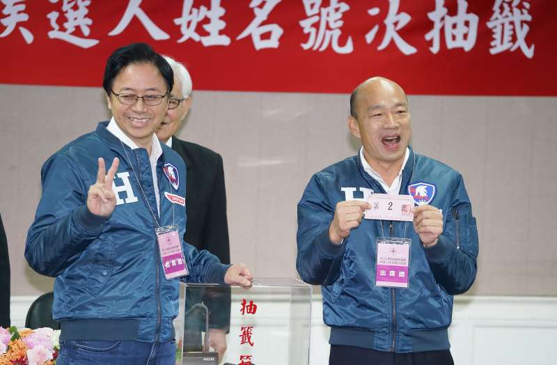 20191209-中選會9日舉行正副總統候選人號次抽籤,國民黨正副總統候選人韓國瑜、張善政同台出席。(盧逸峰攝) 20191209-中選會9日舉行正副總統候選人號次抽籤,國民黨正副總統候選人韓國瑜、張善政同台出席。(盧逸峰攝)
