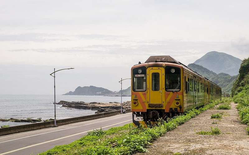 停靠在八斗子的列車。（billy1125 ∕維基百科）