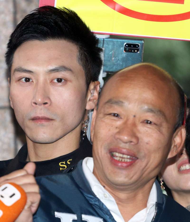 20191212-韓國瑜日前前往中選會抽號次,離開前拉著副手張善政高唱採「採紅菱」,現場有人覺得好笑,也有人熱情高唱,韓後面這位維安人員依舊面不改色繃緊神經,他就是林政宏。(蘇仲泓攝) 20191212-韓國瑜日前前往中選會抽號次,離開前拉著副手張善政高唱採「採紅菱」,現場有人覺得好笑,也有人熱情高唱,韓後面這位維安人員依舊面不改色繃緊神經,他就是林政宏。(蘇仲泓攝)