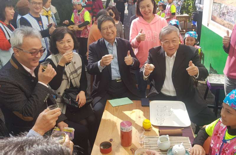 新竹縣長楊文科(左三)與前縣長邱鏡淳(右三)同返母校,共同參與公益關懷活動。(圖/方詠騰攝) 新竹縣長楊文科(左三)與前縣長邱鏡淳(右三)同返母校,共同參與公益關懷活動。(圖/方詠騰攝)