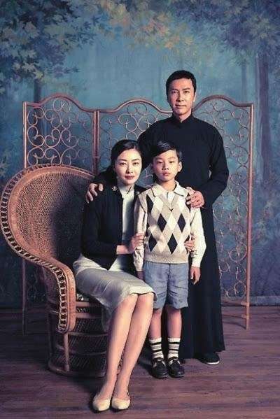 甄子丹飾演的葉問、熊黛林飾演的張永成與他們的兒子葉正拍攝的全家福照。(圖/取自網路) 甄子丹飾演的葉問、熊黛林飾演的張永成與他們的兒子葉正拍攝的全家福照。(圖/取自網路)