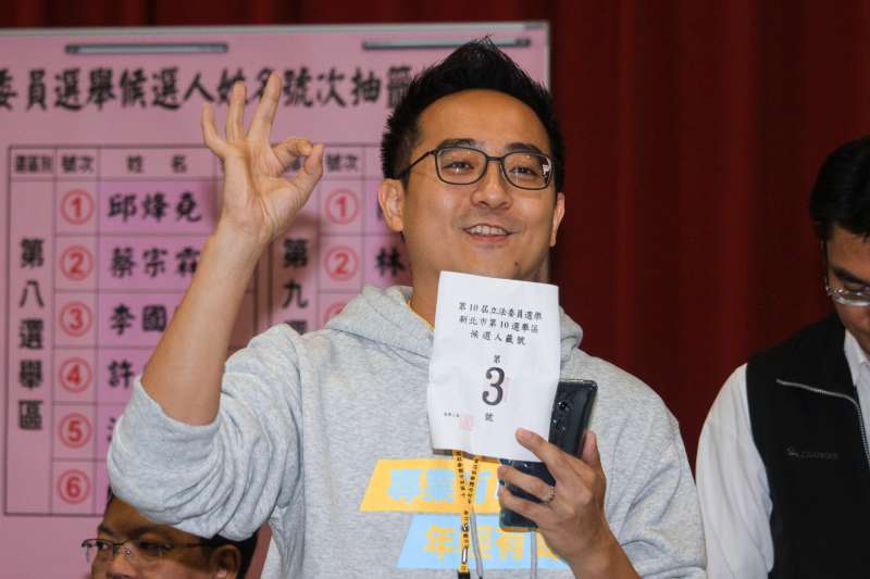 20191218-鴻海創辦人郭台銘陪同無黨籍立委參選人李縉穎（圖中）至新北中選會抽籤。（蔡親傑攝）