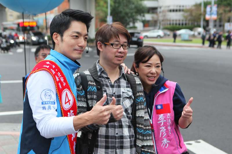 20191219-國民黨立委候選人蔣萬安、李彥秀19日於內湖路港墘路口拜票。(蔣萬安辦公室提供) 20191219-國民黨立委候選人蔣萬安、李彥秀19日於內湖路港墘路口拜票。(蔣萬安辦公室提供)