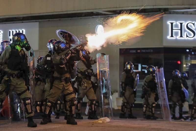 香港警察發射煙霧彈。（AP）