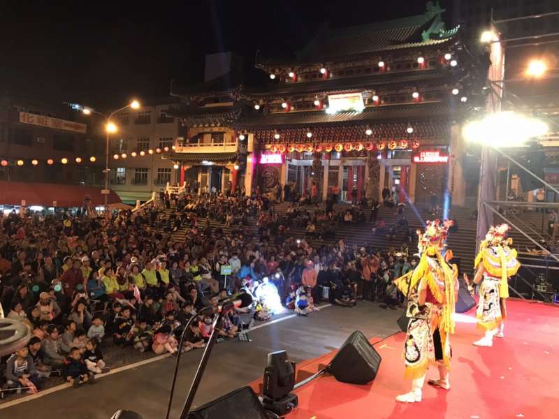 台灣知名藝術團體九天民俗技藝團應立委李昆澤邀請於三鳳宮前熱鬧開演,以「廟會狂響」為主題帶來創新元素劇目,吸引千人前往觀賞。(圖/徐炳文攝) 台灣知名藝術團體九天民俗技藝團應立委李昆澤邀請於三鳳宮前熱鬧開演,以「廟會狂響」為主題帶來創新元素劇目,吸引千人前往觀賞。(圖/徐炳文攝)
