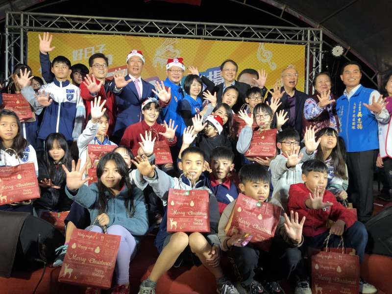 20191224-鴻海創辦人郭台銘24日晚間至大園參加吳志揚舉辦的「民歌音樂會暨慈善公益活動」。(吳志揚辦公室提供) 20191224-鴻海創辦人郭台銘24日晚間至大園參加吳志揚舉辦的「民歌音樂會暨慈善公益活動」。(吳志揚辦公室提供)