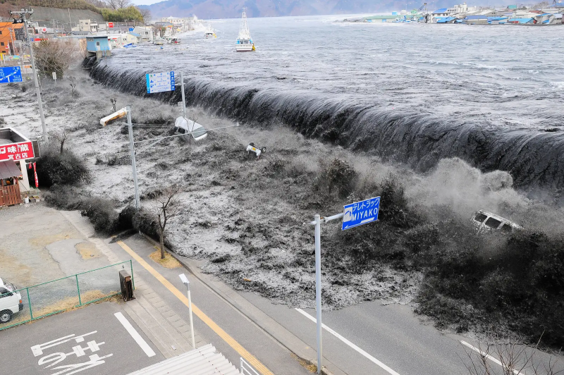 2011年3月11日，東日本大地震引發超大海嘯（美聯社）