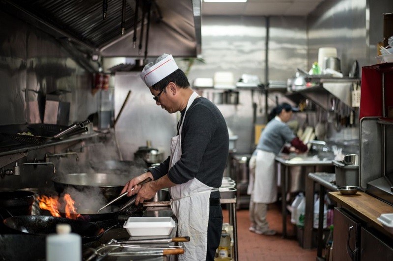 在美國,中餐館的數量是麥當勞的三倍,但嗜吃中國菜的美國人,卻對中國人充滿歧視。(圖/BBC News。攝影:Katie Salisbury朱潔琳) 在美國,中餐館的數量是麥當勞的三倍,但嗜吃中國菜的美國人,卻對中國人充滿歧視。(圖/BBC News。攝影:Katie Salisbury朱潔琳)