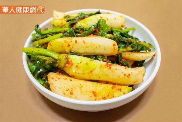 將白蘿蔔連皮帶葉洗淨切小塊,做成「糖醋漬蘿蔔」也是不錯的料理方式。(圖/華人健康網) 將白蘿蔔連皮帶葉洗淨切小塊,做成「糖醋漬蘿蔔」也是不錯的料理方式。(圖/華人健康網)