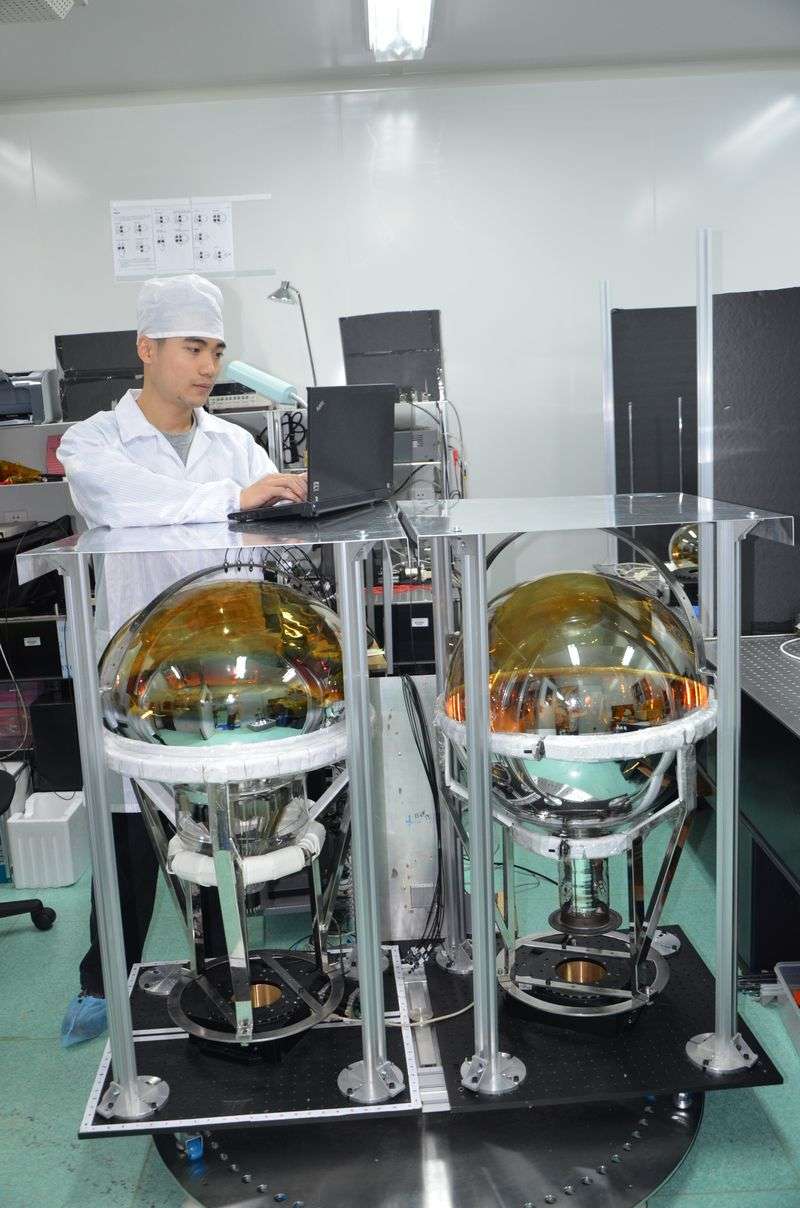 中國建造超大玻璃球,求解「幽靈粒子」之謎。科研人員正在測試光電倍增管性能。(新華社) 中國建造超大玻璃球,求解「幽靈粒子」之謎。科研人員正在測試光電倍增管性能。(新華社)