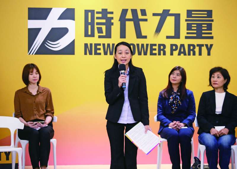 緊抓著講稿,王婉諭(左二)在記者會說明自己的參選決心。(柯承惠攝) 緊抓著講稿,王婉諭(左二)在記者會說明自己的參選決心。(柯承惠攝)