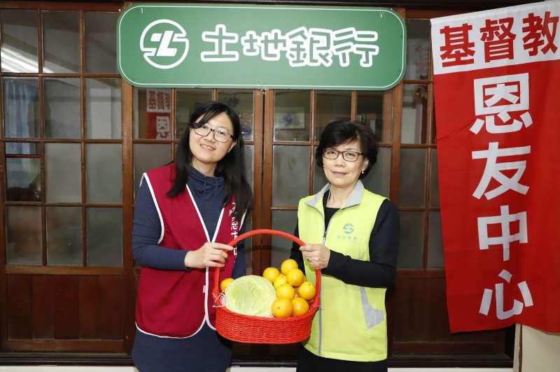 土地銀行副總經理黃貞靜（左三）及恩友中心秘書長詹熒熒小姐（右三）等人於捐贈儀式後合影留念。(圖／土銀提供)