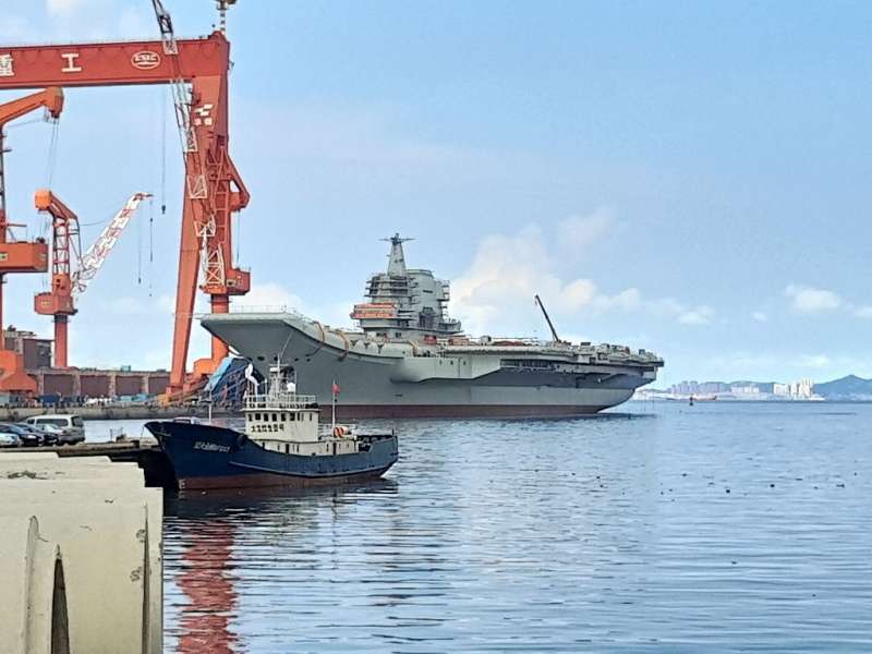 剛下水的002山東號航空母艦，正是中共與烏克蘭軍事合作的產物，大幅強化了人民解放軍海軍的海上作戰能力。（照片來源：GG001213）