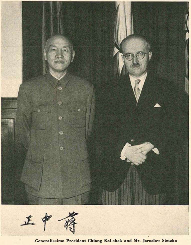 基於反共抗俄的共同利益,中華民國曾與「班德拉份子」,圖為史特茨柯訪問台灣時與蔣中正合影。不過照片中的二戰同盟國領袖與右翼民族主義者,終究因為「反共」跟「抗俄」的優先順序分道揚鑣。 基於反共抗俄的共同利益,中華民國曾與「班德拉份子」,圖為史特茨柯訪問台灣時與蔣中正合影。不過照片中的二戰同盟國領袖與右翼民族主義者,終究因為「反共」跟「抗俄」的優先順序分道揚鑣。