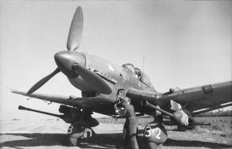魯德爾的Ju 87G-2型轟炸機,綽號「大砲鳥」,外部掛有兩門37公釐機砲(圖/維基百科) 魯德爾的Ju 87G-2型轟炸機,綽號「大砲鳥」,外部掛有兩門37公釐機砲(圖/維基百科)