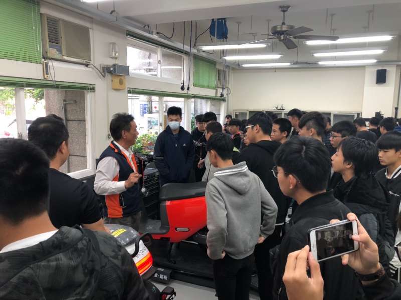 智慧車輛組楊錫欣老師與同學們講授gogoro機車的動力原理。(圖/修平科技大學提供)