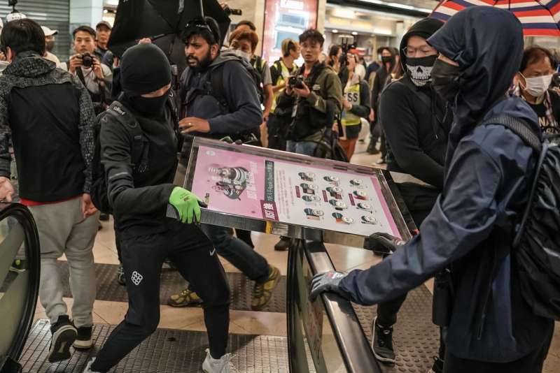 示威者在香港沙田區新城市廣場試圖封鎖主要的自動扶梯。(ANTHONY KWAN FOR THE WALL STREET JOURNAL) 示威者在香港沙田區新城市廣場試圖封鎖主要的自動扶梯。(ANTHONY KWAN FOR THE WALL STREET JOURNAL)