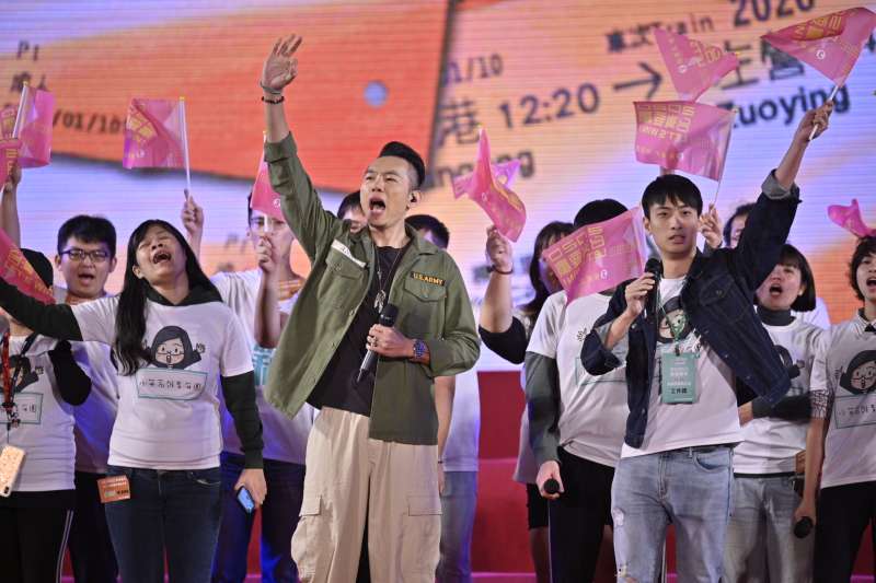 選前最後一夜，總統蔡英文競選總部在台北、新北、台中、高雄4地舉辦最後一夜晚會，高雄競總前舉辦高雄場，更直接和國民黨總統候選人韓國瑜拼場，提醒支持者記取前年底高雄敗選教訓。圖為歌手林宗興（左）。（總統蔡英文高雄競選總部提供）