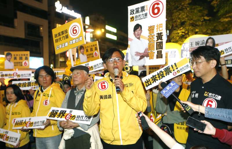 立委黃國昌率領時代力量在信義計畫區催票。(林瑞慶攝) 立委黃國昌率領時代力量在信義計畫區催票。(林瑞慶攝)