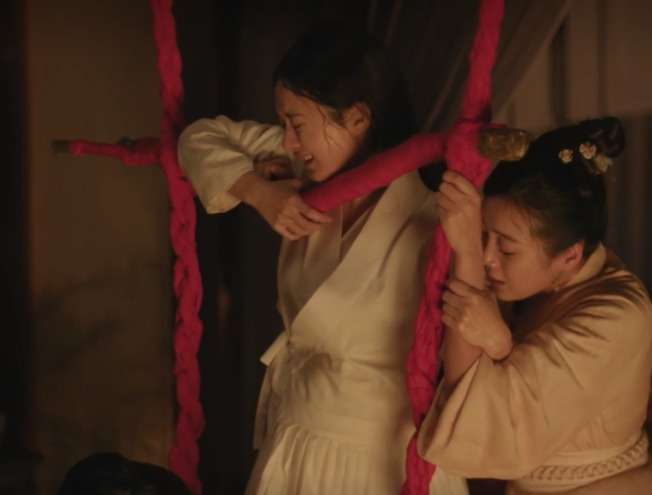 中國電視劇《知否知否應是綠肥紅瘦》裡,女主角明蘭立著身子、攀附橫木,咬牙費勁生下了胖兒子。這一幕讓許多劇迷揪緊了心,卻也疑惑:生產不是該躺在床上嗎?(圖/《知否知否應是綠肥紅瘦》) 中國電視劇《知否知否應是綠肥紅瘦》裡,女主角明蘭立著身子、攀附橫木,咬牙費勁生下了胖兒子。這一幕讓許多劇迷揪緊了心,卻也疑惑:生產不是該躺在床上嗎?(圖/《知否知否應是綠肥紅瘦》)