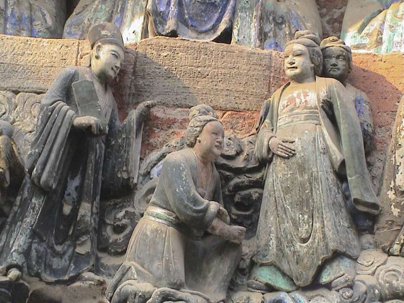 中國四川大足寶頂山的石刻,相傳由宋代僧人趙智鳳鑿建。其中,「臨產受苦恩」石像生動呈現古代婦女的生產場景,產婦以直立體位臨盆,助產者一人在背後抱腰,一人在前面準備接生(圖/李貞德) 中國四川大足寶頂山的石刻,相傳由宋代僧人趙智鳳鑿建。其中,「臨產受苦恩」石像生動呈現古代婦女的生產場景,產婦以直立體位臨盆,助產者一人在背後抱腰,一人在前面準備接生(圖/李貞德)
