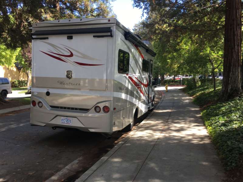 公司外面有時停著員工的露營車,這不是渡假而是長期的生活方式。(圖/方格子) 公司外面有時停著員工的露營車,這不是渡假而是長期的生活方式。(圖/方格子)