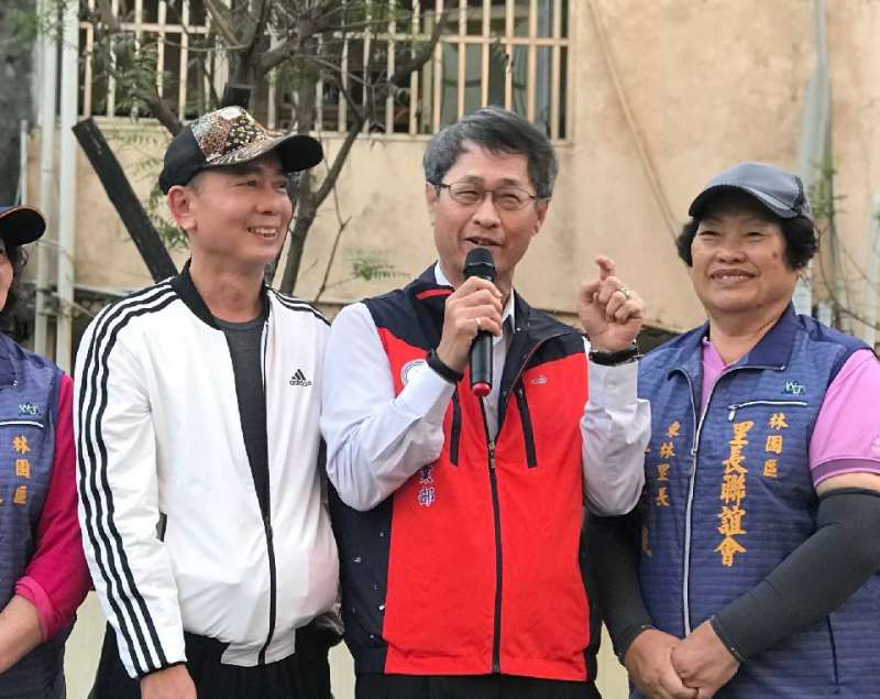 石化事業部副執行長陳國棟(中),為「歲末年終大掃除暨登革熱防治宣導」活動致詞。(圖/徐炳文攝) 石化事業部副執行長陳國棟(中),為「歲末年終大掃除暨登革熱防治宣導」活動致詞。(圖/徐炳文攝)