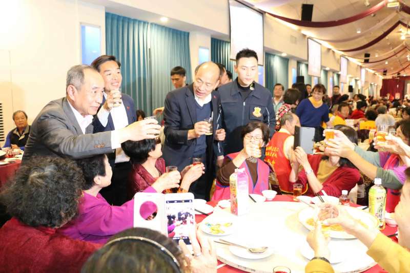 高雄市長逐桌向長輩致意。(圖/徐炳文攝) 高雄市長逐桌向長輩致意。(圖/徐炳文攝)