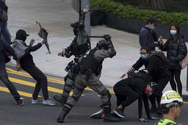 2020年1月19日，香港警方與示威者在「天下制裁」集會現場爆發衝突。（AP）