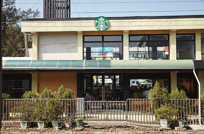 新竹新豐門市,保留車站樣貌。(圖/星巴克官網) 新竹新豐門市,保留車站樣貌。(圖/星巴克官網)