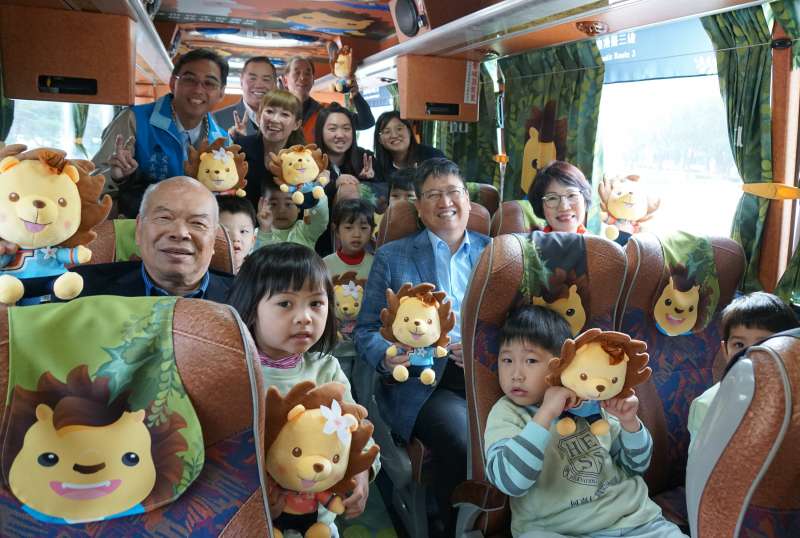 新竹縣長楊文科和小朋友坐上台灣好行獅山線公車,在春節期間可憑電子票卡享半價優惠。(圖/新竹縣政府提供) 新竹縣長楊文科和小朋友坐上台灣好行獅山線公車,在春節期間可憑電子票卡享半價優惠。(圖/新竹縣政府提供)