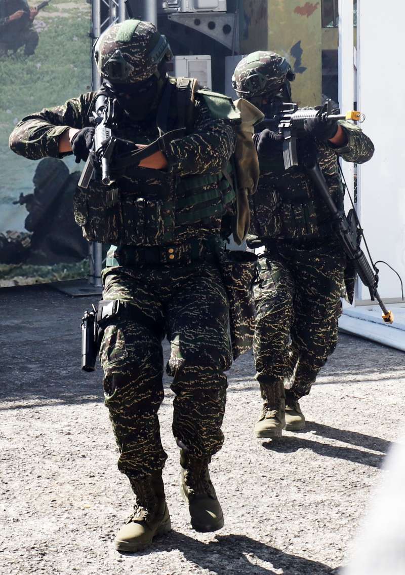20200121-壽山至今仍有相當面積屬軍管區域,其中山頂的雷達站持續對西南方向海域監控,是國軍重要的中程雷達站;雷達站若遭破壞占領,壽山上的陸戰特勤隊就會前往支援,執行反特攻作戰。(蘇仲泓攝) 20200121-壽山至今仍有相當面積屬軍管區域,其中山頂的雷達站持續對西南方向海域監控,是國軍重要的中程雷達站;雷達站若遭破壞占領,壽山上的陸戰特勤隊就會前往支援,執行反特攻作戰。(蘇仲泓攝)