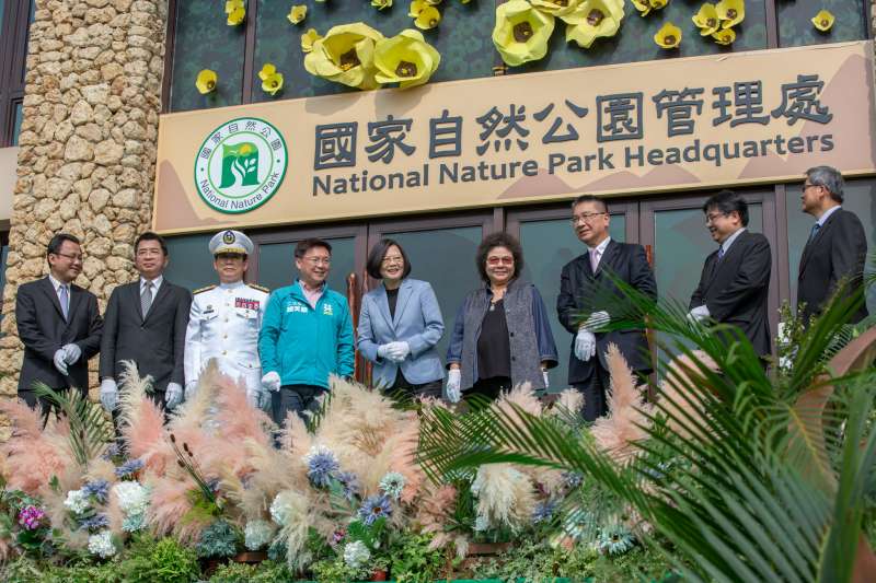 20200121-壽山要塞60年來歷經至少2次限縮,從最初的1875公頃,到如今的695公頃,已釋出大面積供民眾休憩、民生發展。圖為去年11月「壽山國家自然公園」掛牌上路。(取自總統府) 20200121-壽山要塞60年來歷經至少2次限縮,從最初的1875公頃,到如今的695公頃,已釋出大面積供民眾休憩、民生發展。圖為去年11月「壽山國家自然公園」掛牌上路。(取自總統府)