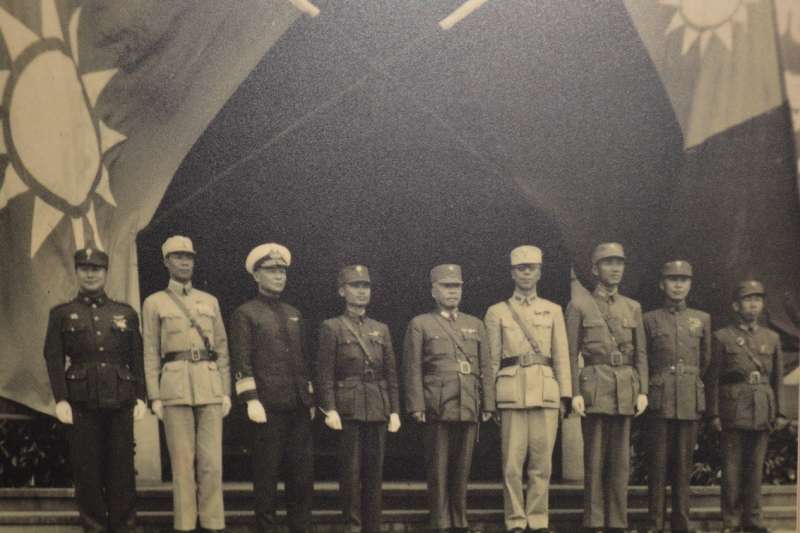 海軍對本省人才的培育工作,其實早自光復之初就已經開始,因為台籍海軍大多參與過太平洋戰爭,是不可多得的建軍人才。從左算起第三人,即為由陳紹寬委任,代表海軍收台灣的第2艦隊司令李世甲將軍。(取自國史館) 海軍對本省人才的培育工作,其實早自光復之初就已經開始,因為台籍海軍大多參與過太平洋戰爭,是不可多得的建軍人才。從左算起第三人,即為由陳紹寬委任,代表海軍收台灣的第2艦隊司令李世甲將軍。(取自國史館)