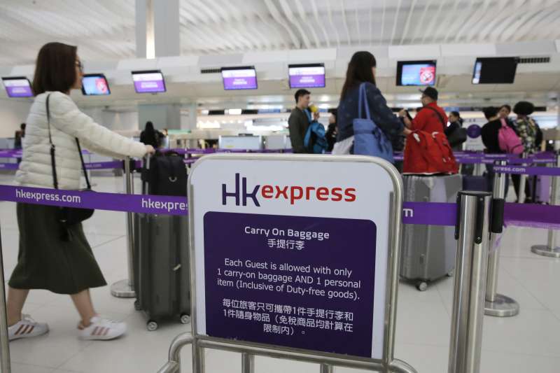 廉價航空香港快運公司,因要求前往塞班島的女乘客驗孕才能登機而引發爭議。(AP) 廉價航空香港快運公司,因要求前往塞班島的女乘客驗孕才能登機而引發爭議。(AP)