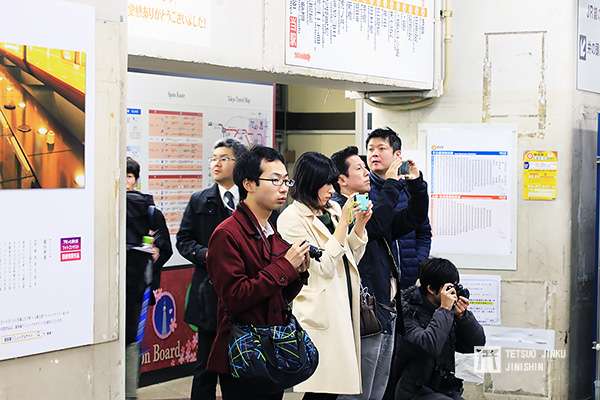2019年12月27日,是銀座線澀谷舊站的最終日,吸引許多鐵道迷前來拍攝紀錄。(圖/想想提供,攝影:陳威臣) 2019年12月27日,是銀座線澀谷舊站的最終日,吸引許多鐵道迷前來拍攝紀錄。(圖/想想提供,攝影:陳威臣)