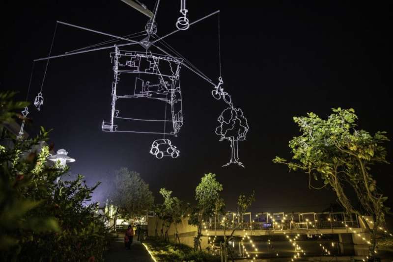 06荷蘭藝術家Ralf Westerhof〈光繪生活〉(Drawn in Light),將生活中常見的街景,猶如黑暗中繪圖,透過光影線條呈現令人驚奇的趣味性。(圖/城市美學新態度) 06荷蘭藝術家Ralf Westerhof〈光繪生活〉(Drawn in Light),將生活中常見的街景,猶如黑暗中繪圖,透過光影線條呈現令人驚奇的趣味性。(圖/城市美學新態度)
