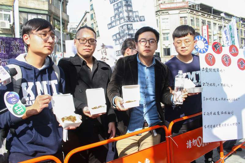20200122-國民黨青年舉辦「青黨行動第二彈:野生中常會」活動,並以滷肉飯加礦泉水宣示活動主題。(蔡親傑攝) 20200122-國民黨青年舉辦「青黨行動第二彈:野生中常會」活動,並以滷肉飯加礦泉水宣示活動主題。(蔡親傑攝)