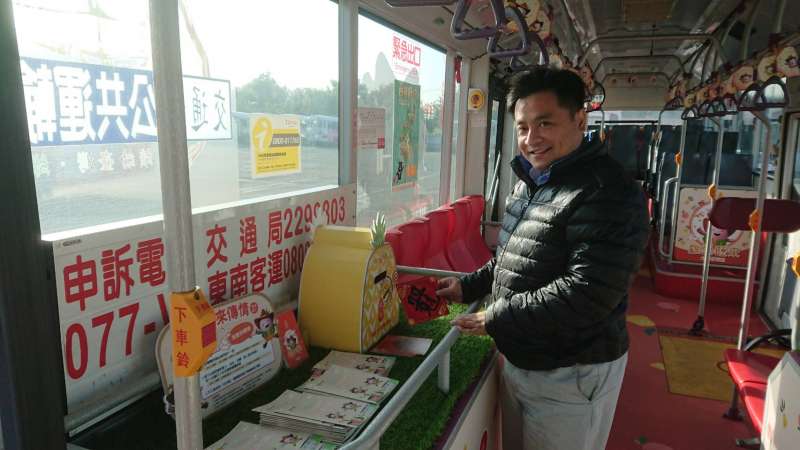 可利用車上「吉荔」、「旺來」祈福明信片寫下新年心願並投入旺來信箱，交通局將幫您寄出明信片傳遞好運。(圖／徐炳文攝)